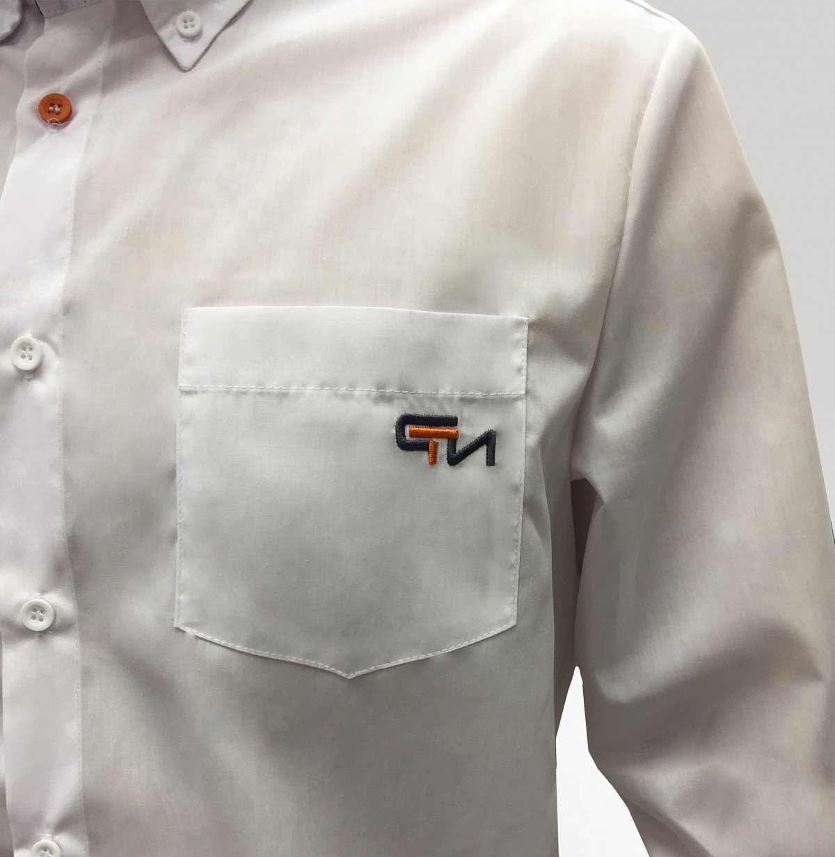 Пошив рубашек - пример модели: белая рубашка с логотипом